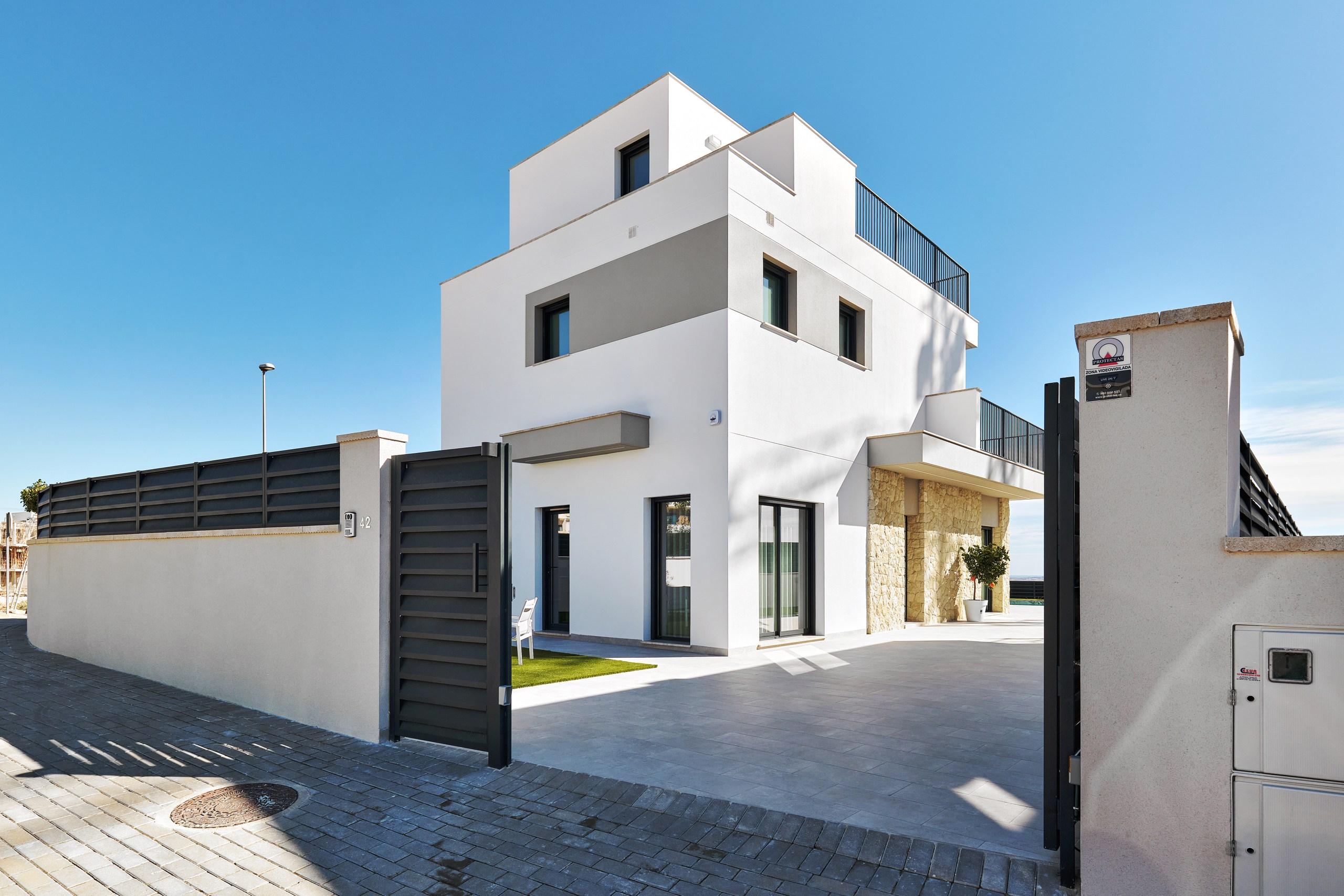 Outdoor area of villa on 357m2 plot in Bellavista, San Miguel De Salinas