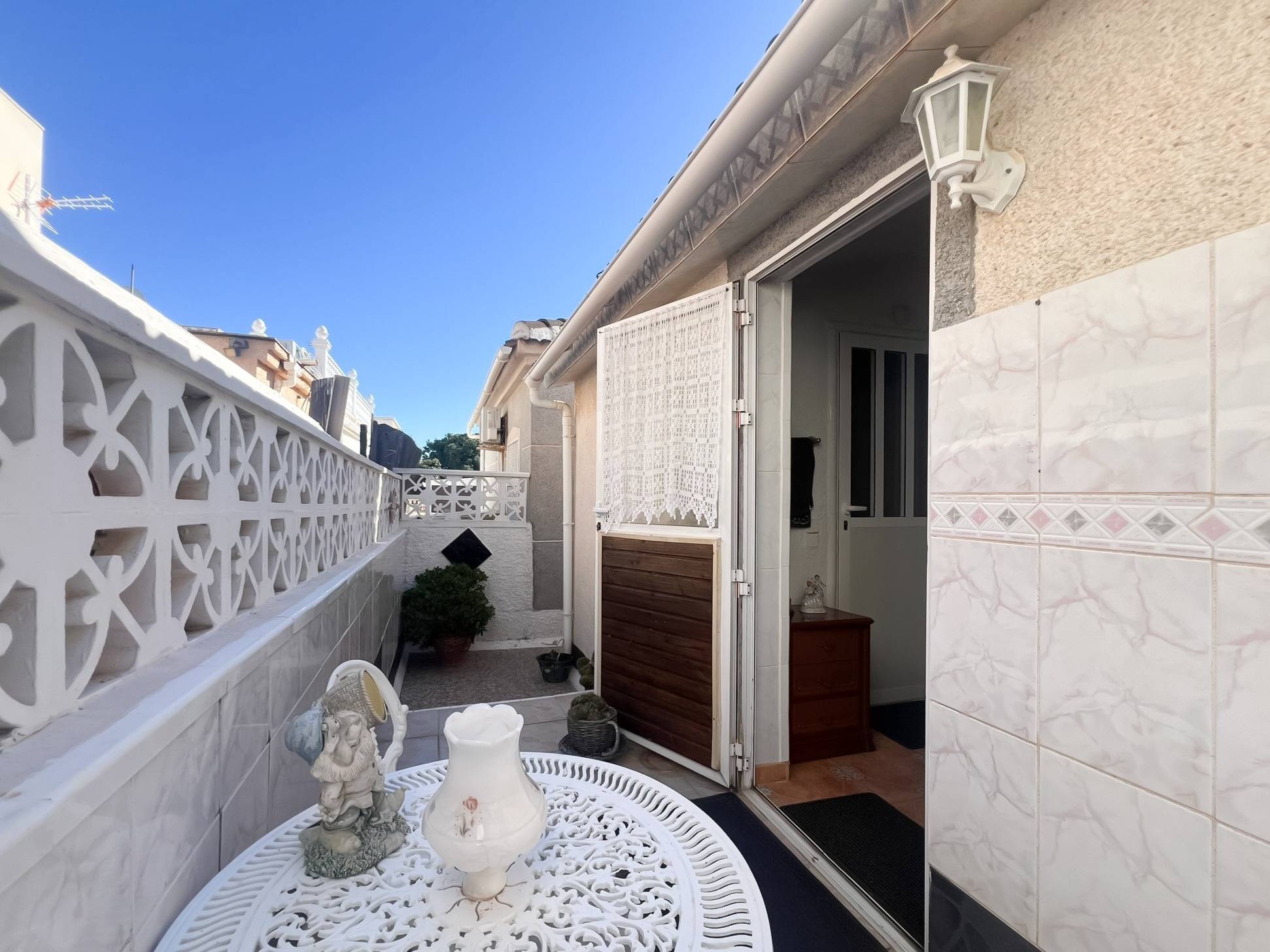 Driveway and access approach to villa in La Siesta, Torrevieja