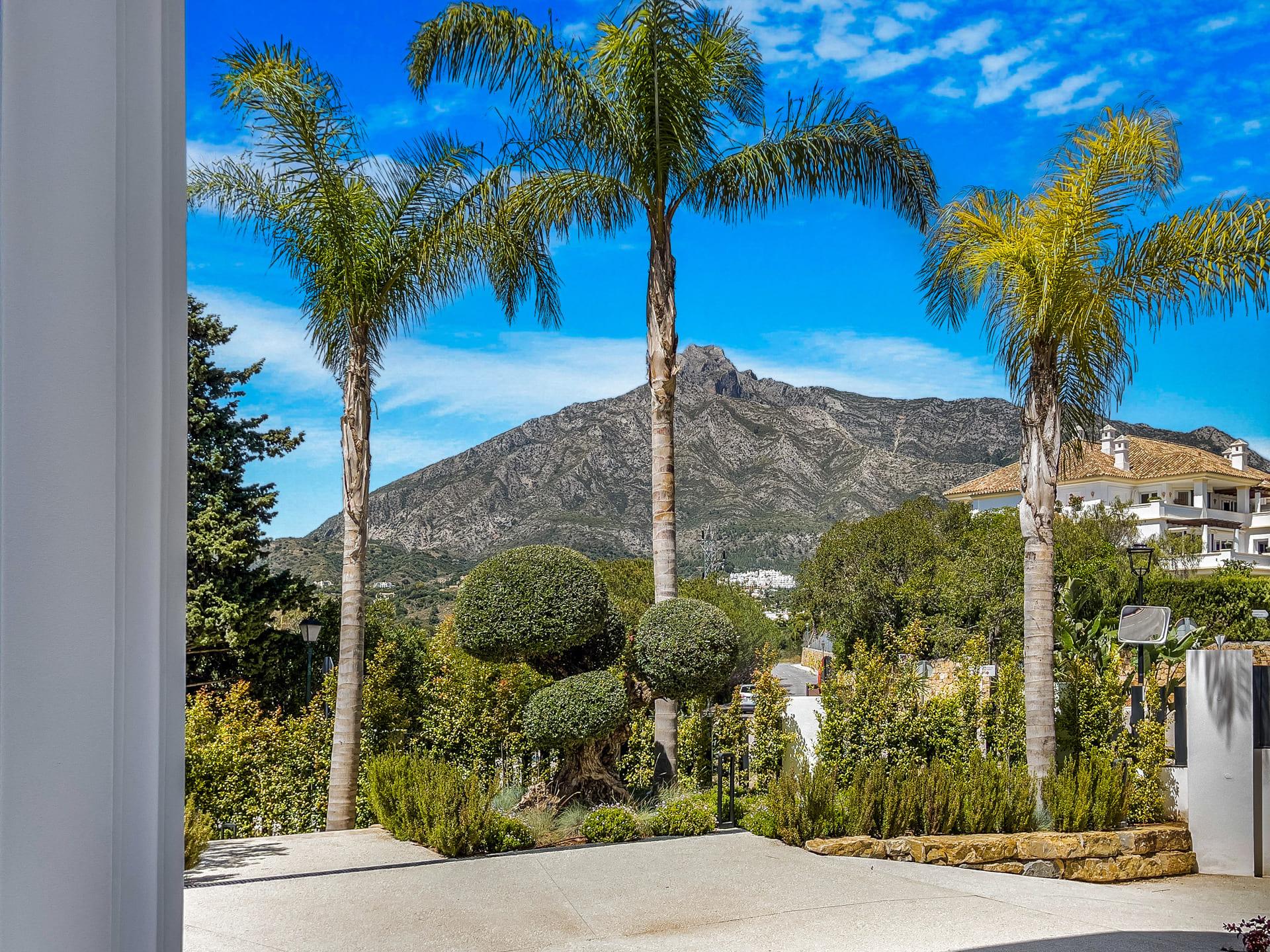 Staircase with contemporary balustrade, 6-bedroom villa, Las Lomas de Río Verde, Marbella