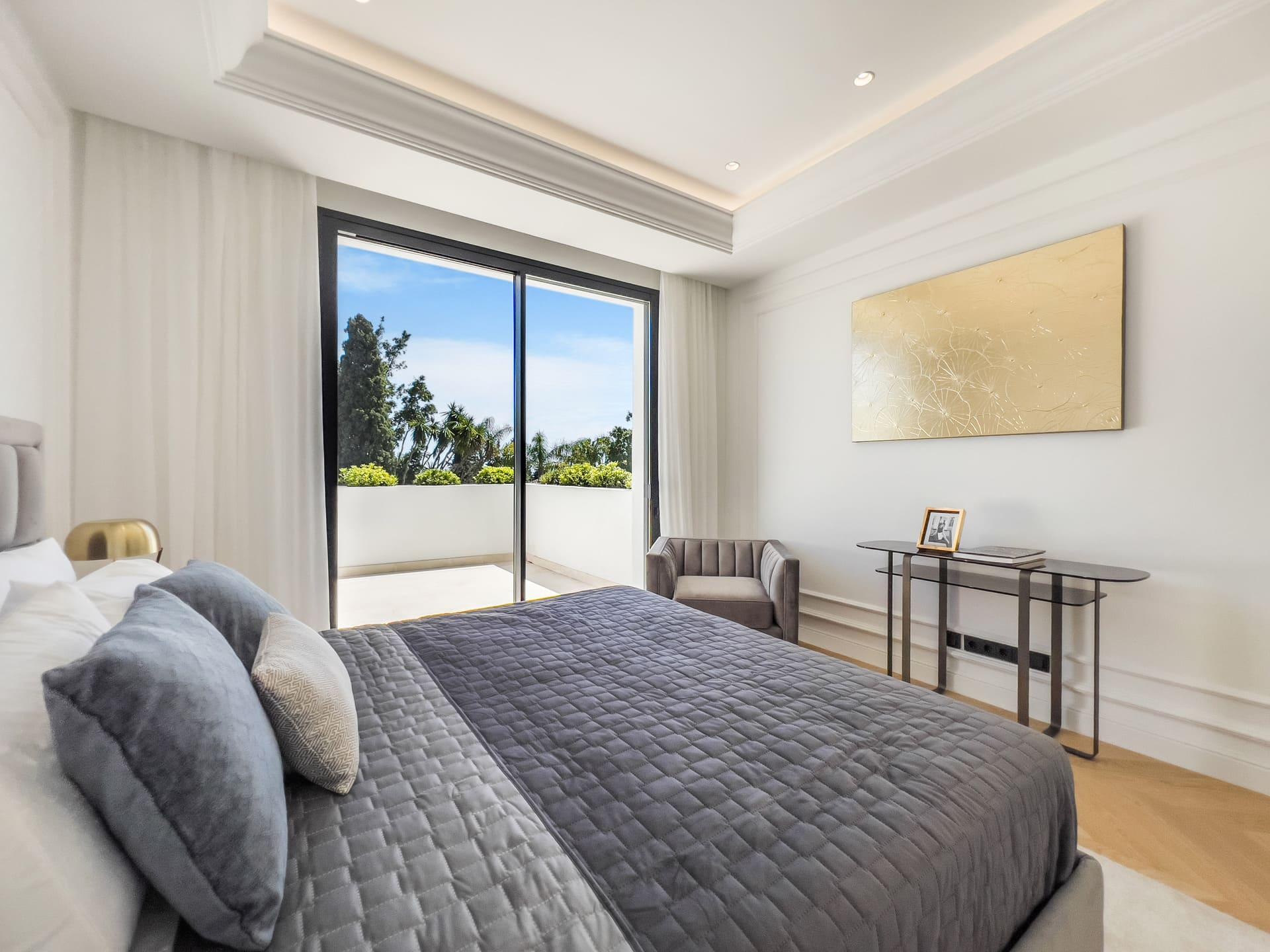 Dining area with open-plan layout, new-build villa, Las Lomas de Río Verde, Marbella