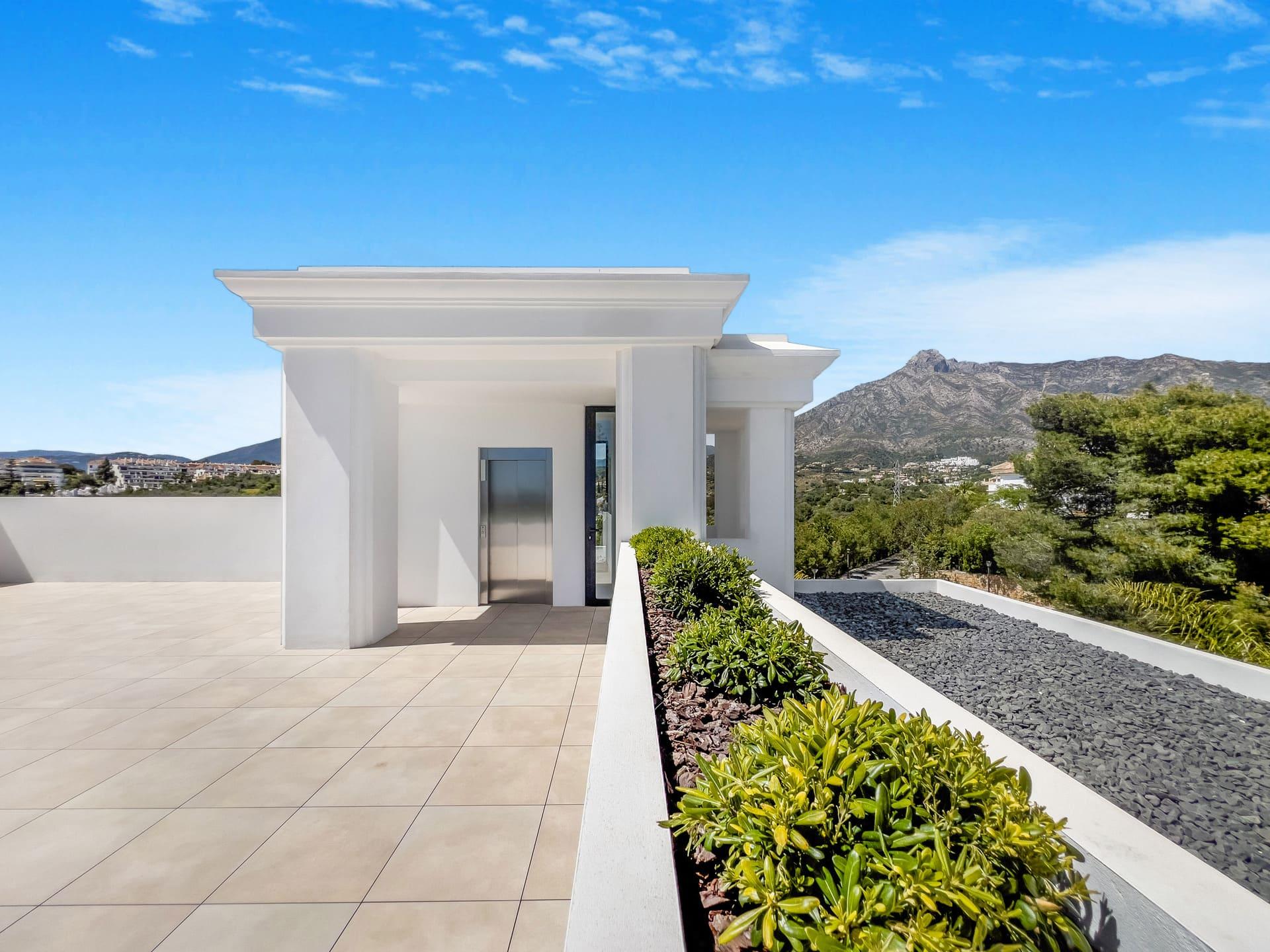 Open-plan kitchen and living area with glazed elevation, Las Lomas de Río Verde, Marbella