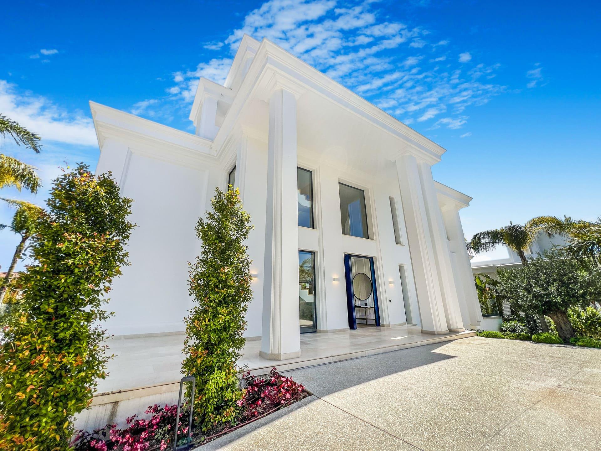 Driveway and entrance gate, 6-bedroom villa, Las Lomas de Río Verde, Marbella