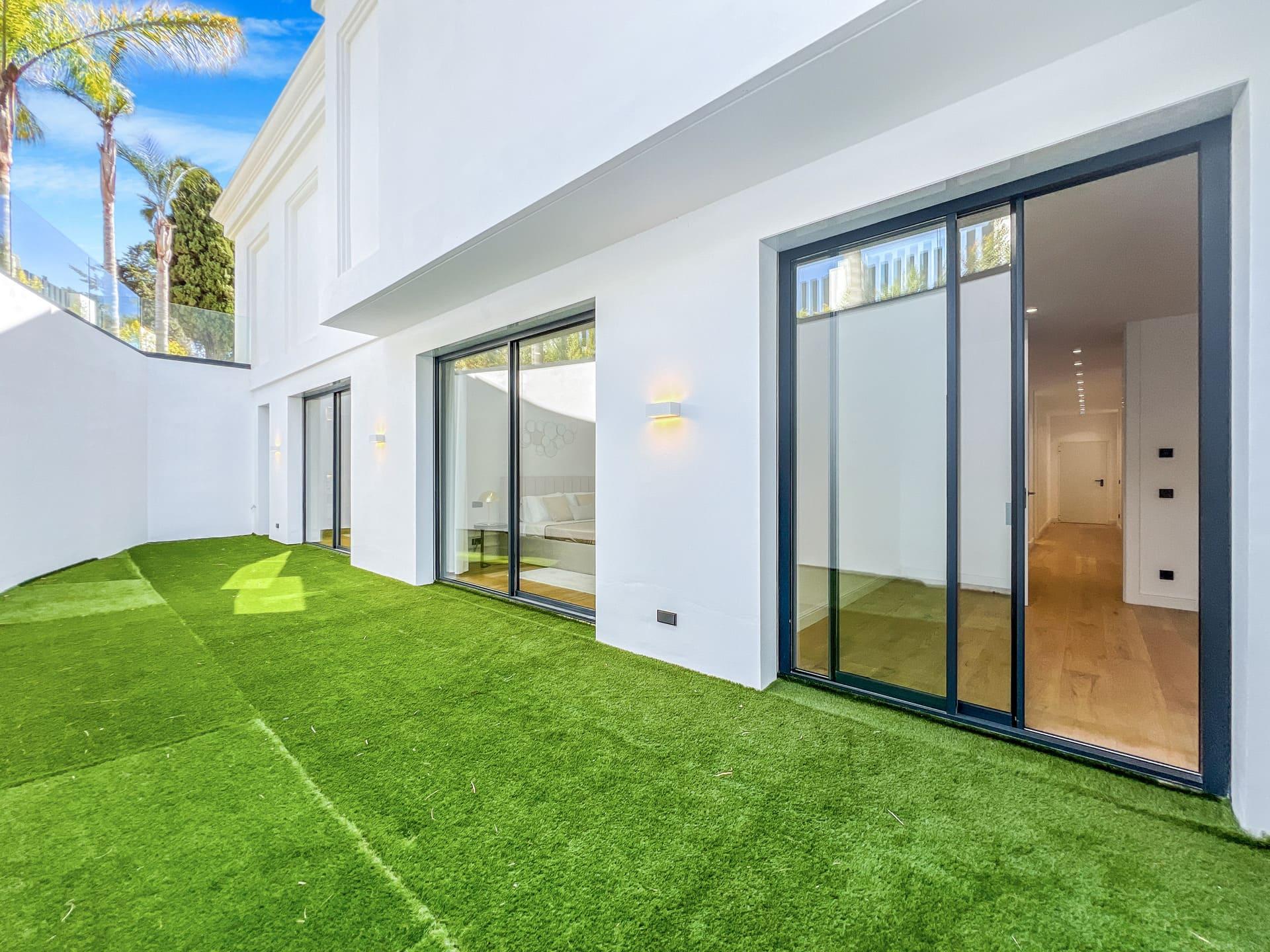 Living area with recessed lighting and neutral finishes, Las Lomas de Río Verde, Marbella