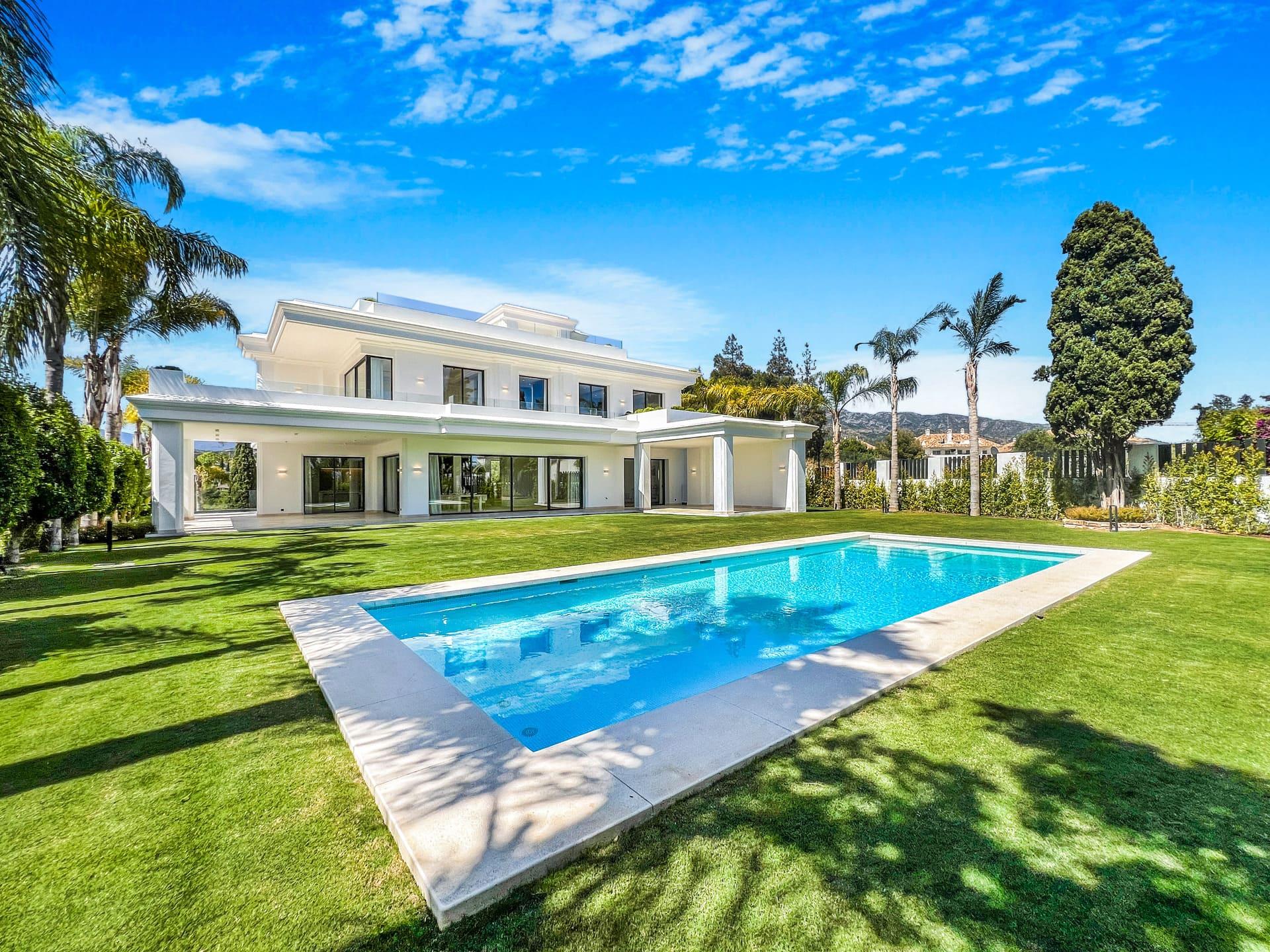 Residential street in Las Lomas de Río Verde, Marbella