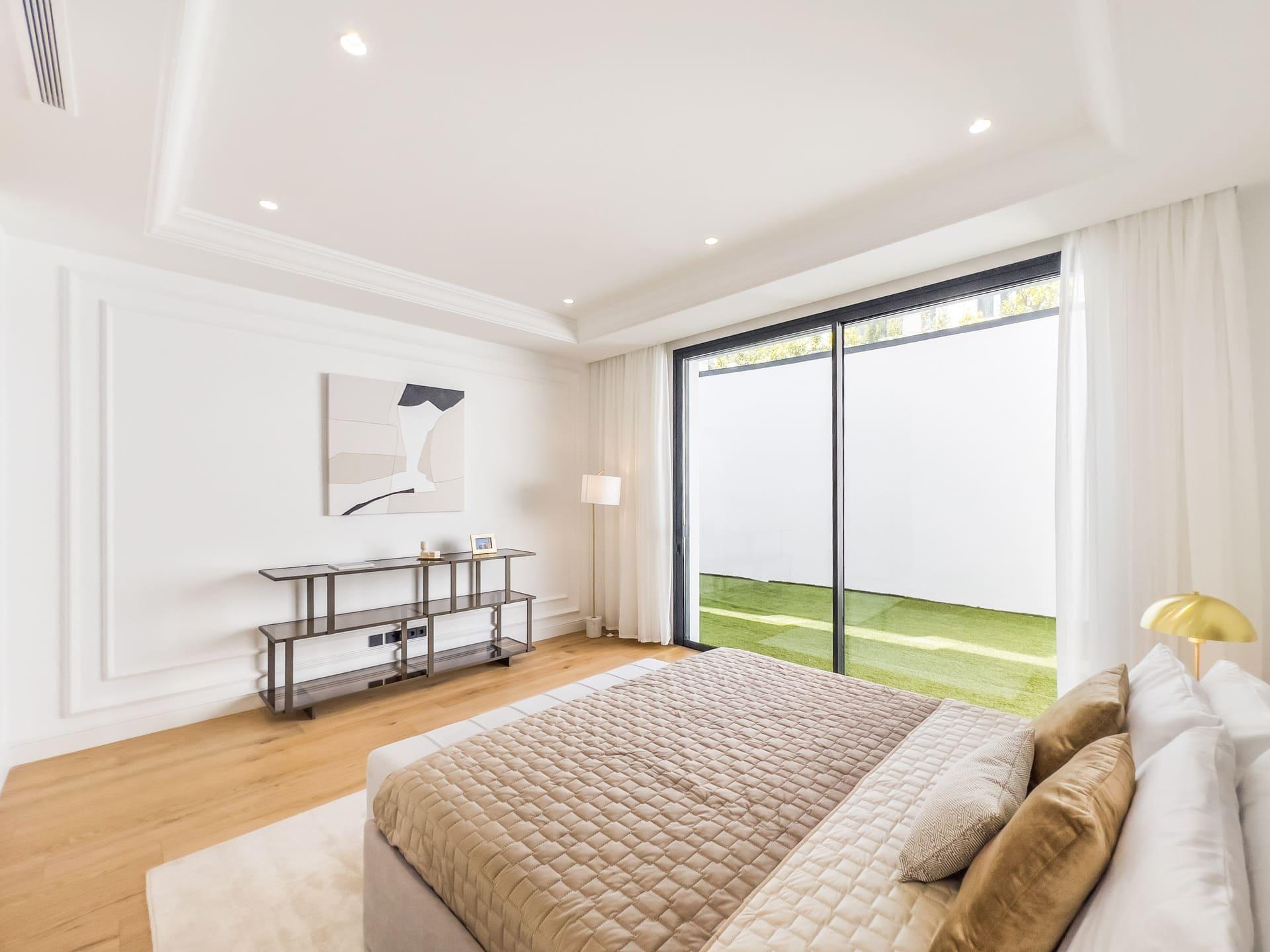 Main reception room with floor-to-ceiling glazed doors, Las Lomas de Río Verde villa