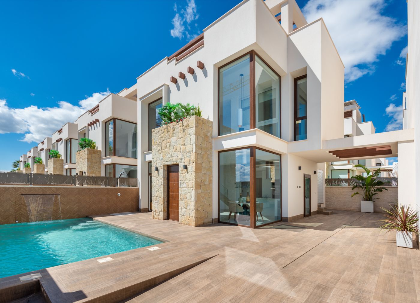 Side elevation of 3-bedroom new-build villa in Ciudad Quesada, Rojales