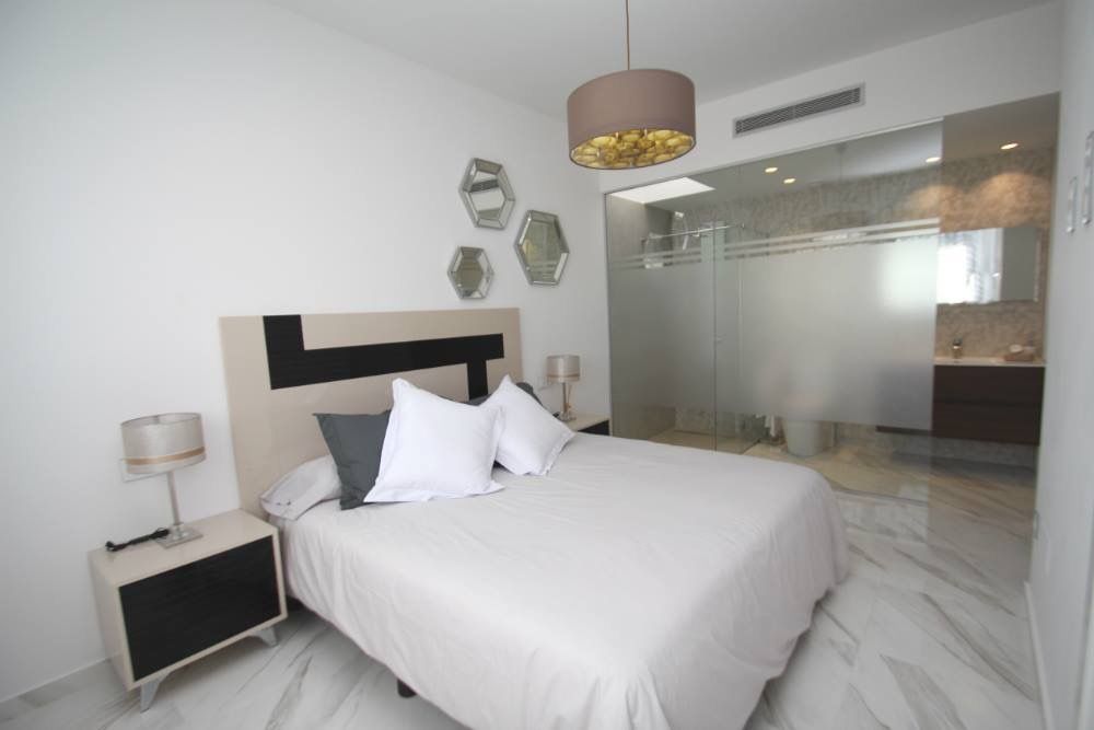 Second bathroom in 4-bedroom new-build villa in Bellavista, San Miguel De Salinas