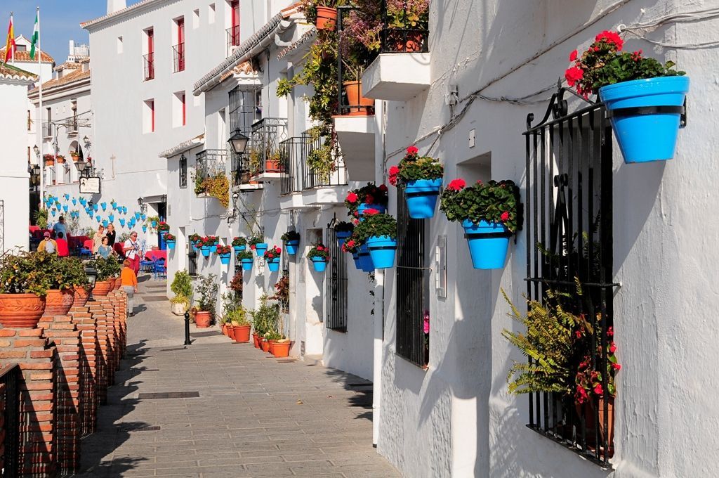 Internal corridor of residential complex, Hipódromo-Cerrado del Águila, Mijas