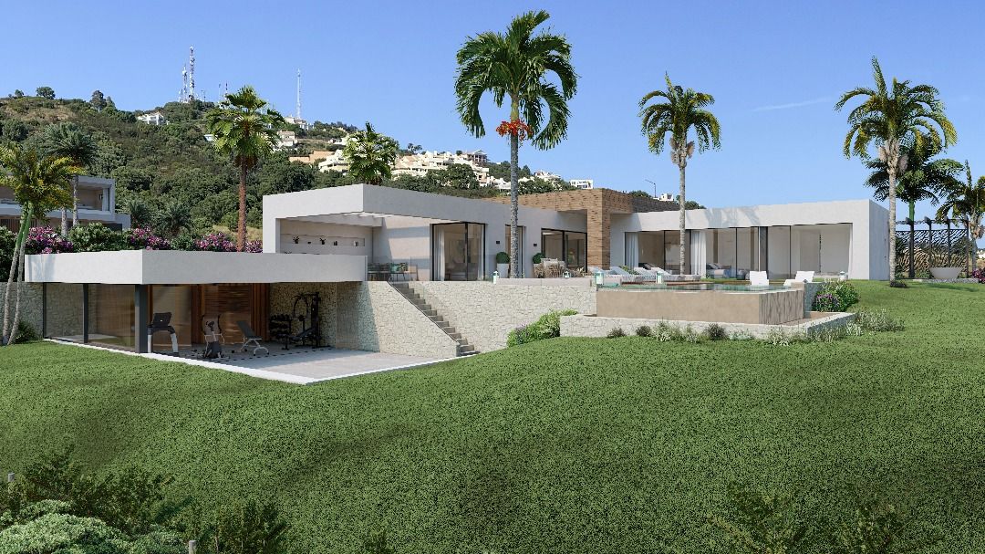 Upper-floor landing and hallway in 4-bedroom villa, Alto de los Monteros, Marbella