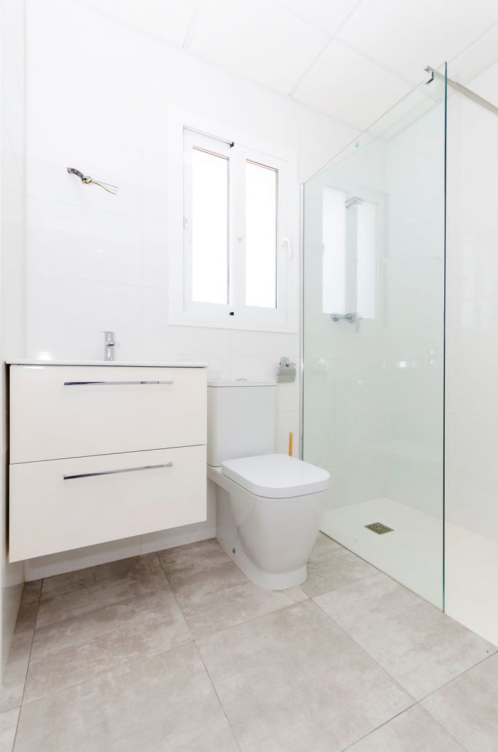 Second bathroom in 3-bedroom new-build villa, El Limonar, Torrevieja
