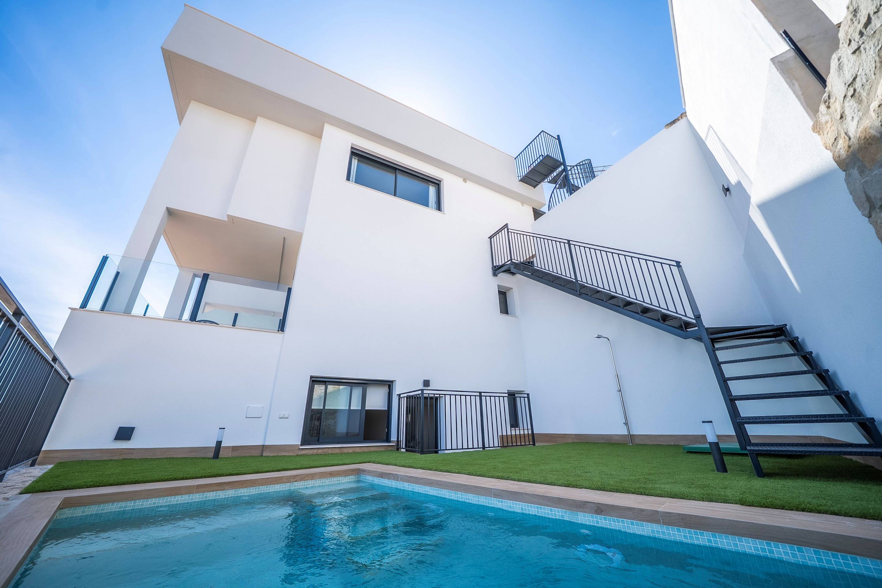 Street and neighbourhood context of new-build townhouse, Algorfa