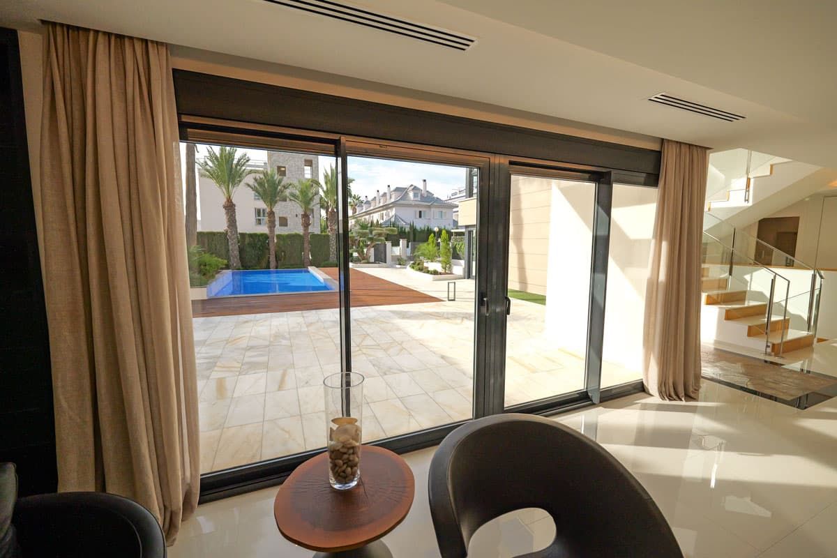 Private garden surrounding villa on 696m2 plot, La Veleta, Torrevieja