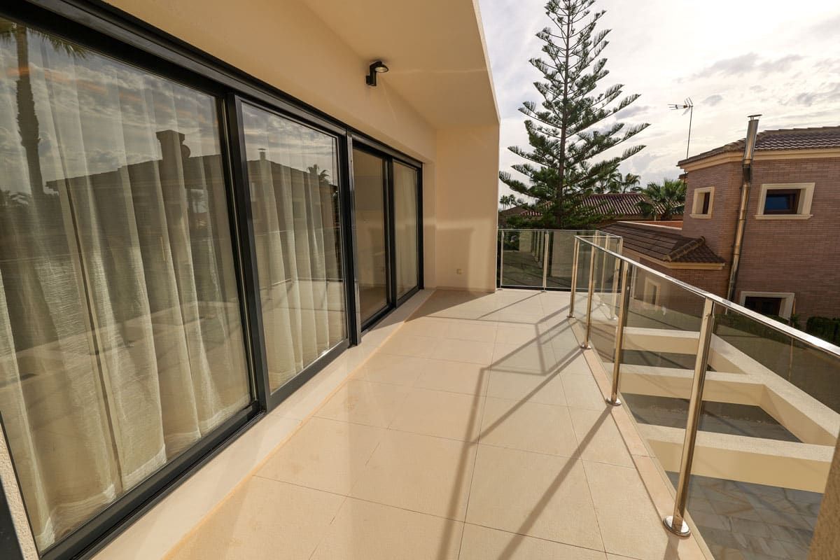 Covered outdoor area adjacent to main living space, villa in La Veleta, Torrevieja