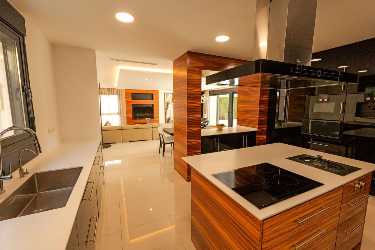 Street-level view of 696m2 villa plot in La Veleta, Torrevieja