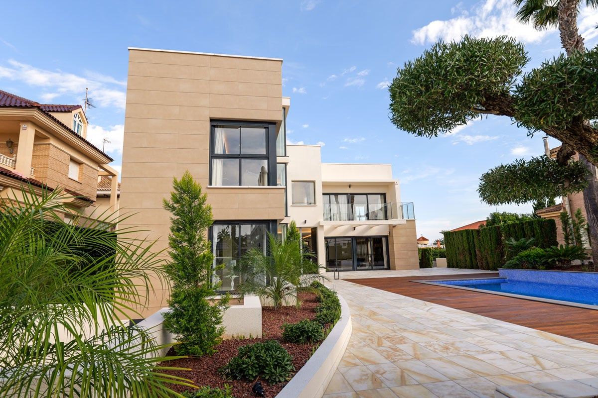 Landscaping and planted areas around new-build villa, La Veleta, Torrevieja