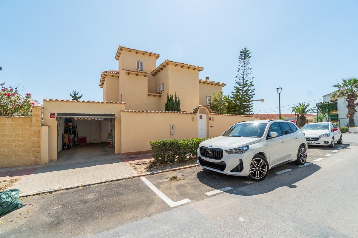 Double bedroom with built-in wardrobes in villa, La Mata, Torrevieja