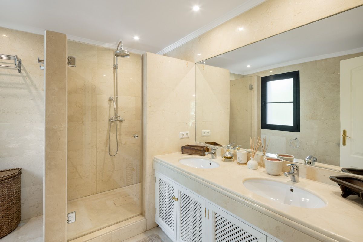 Private outdoor pool in 4-bedroom new-build villa, La Quinta, Benahavis