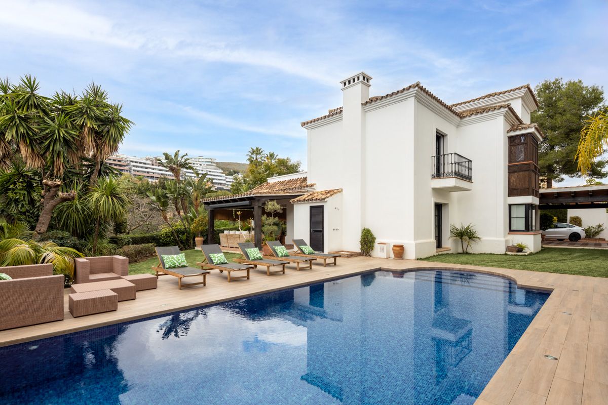 Dining area with access to terrace in new-build 4-bedroom villa, La Quinta, Benahavis