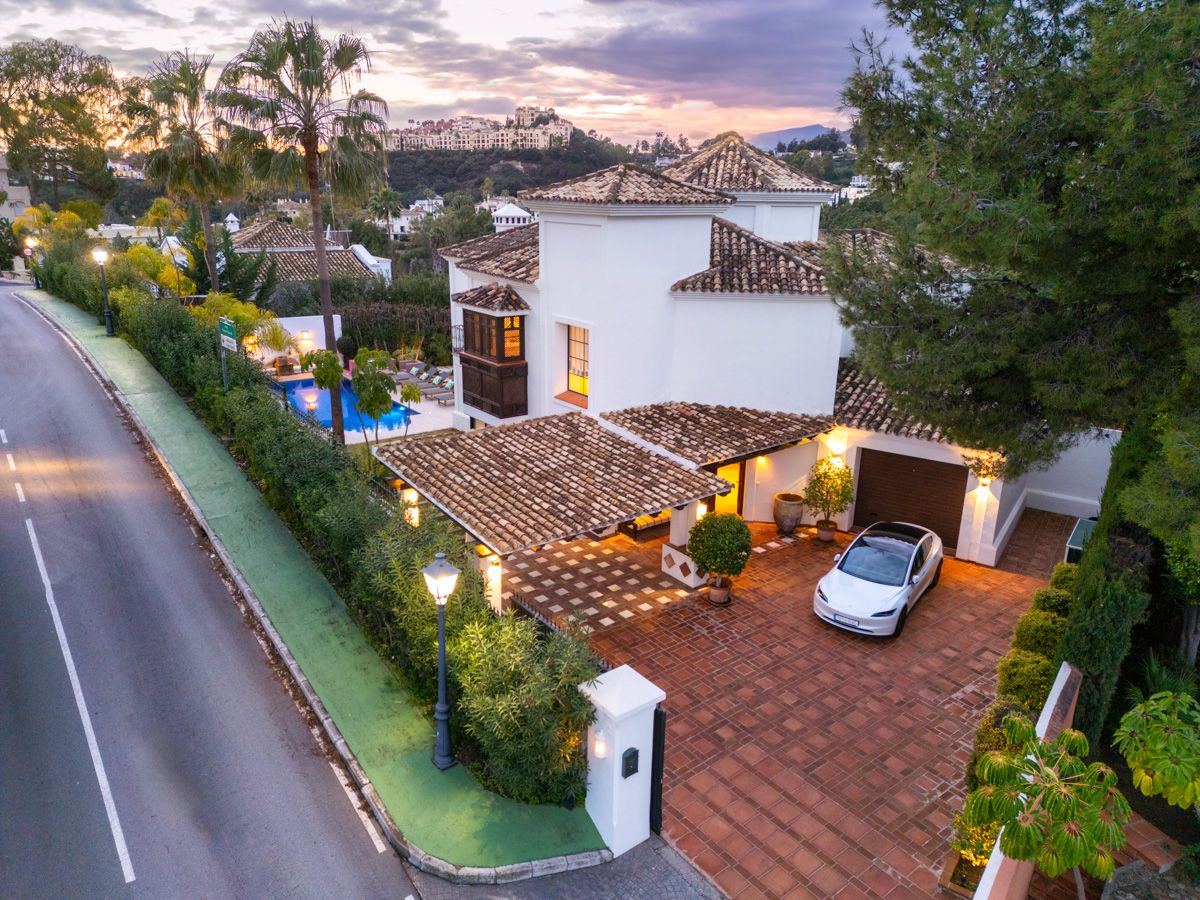 Elevated exterior view of new-build 4-bedroom villa on 1,035m2 plot, La Quinta, Benahavis