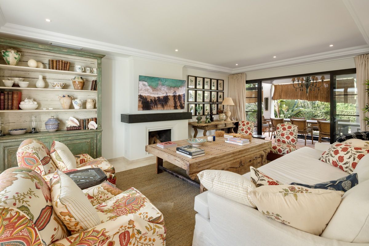 Open-plan kitchen and dining space in 4-bedroom new-build villa, La Quinta, Benahavis