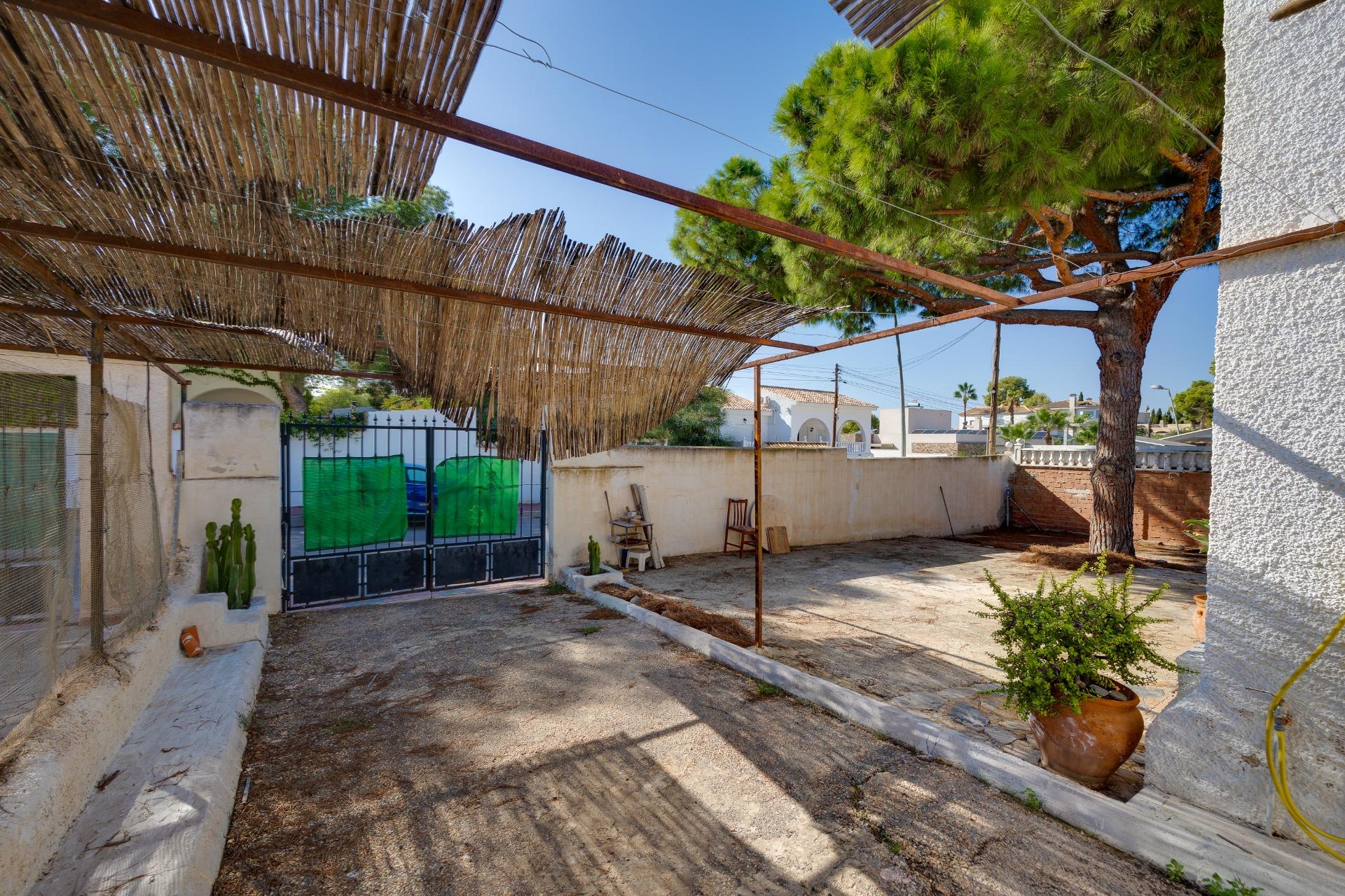 Driveway leading to the 32 m2 garage