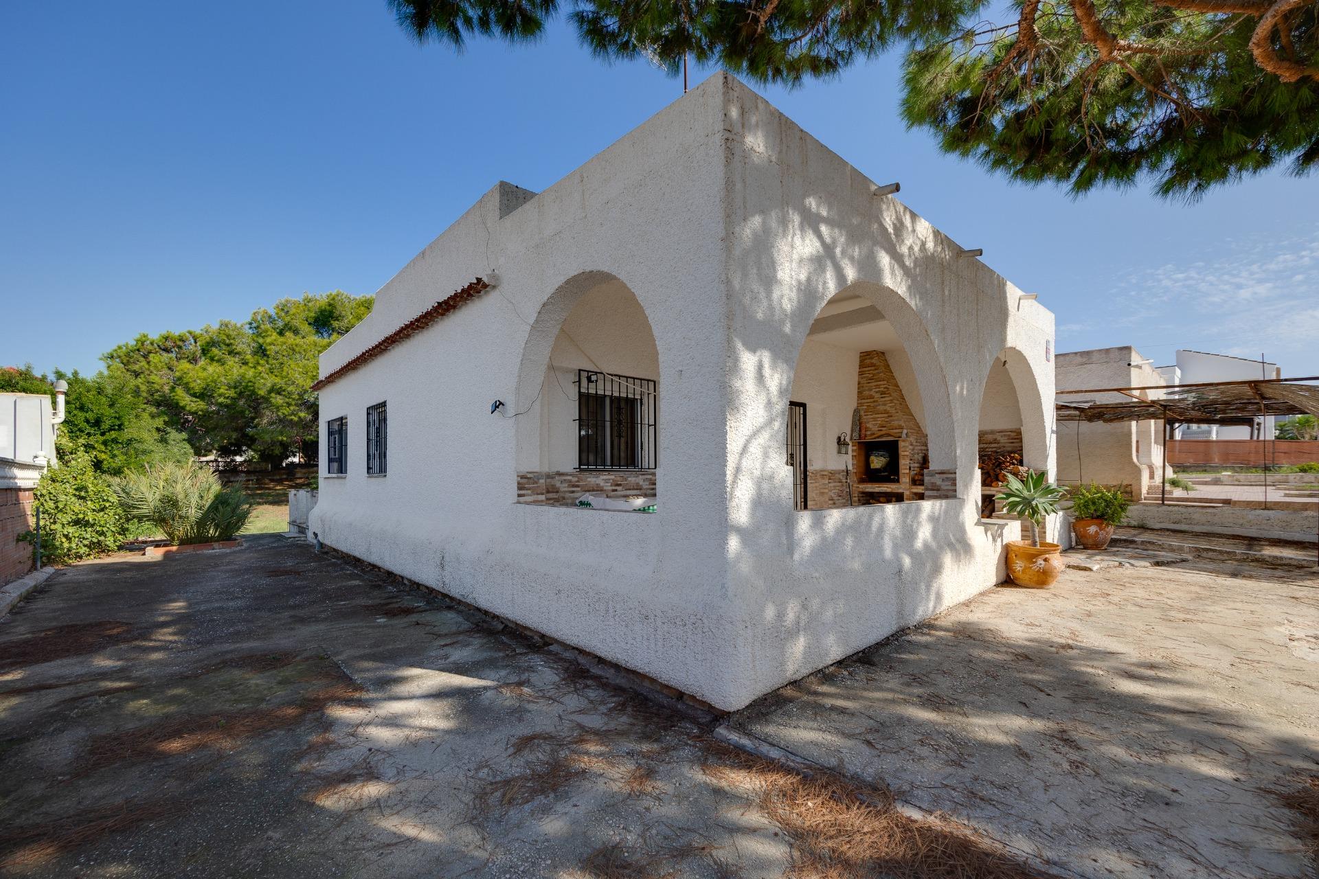 Plot overview from the street frontage